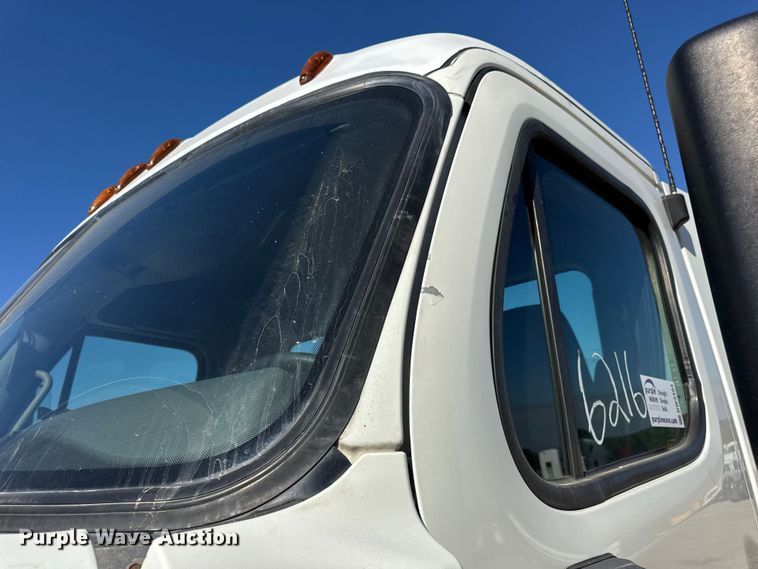 image for item DW3494 2017 Freightliner Cascadia semi truck