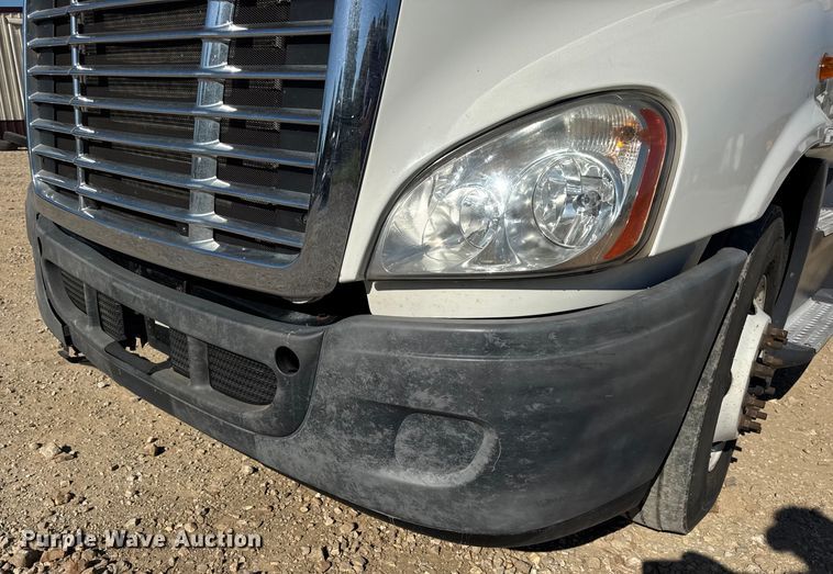 image for item DW3494 2017 Freightliner Cascadia semi truck