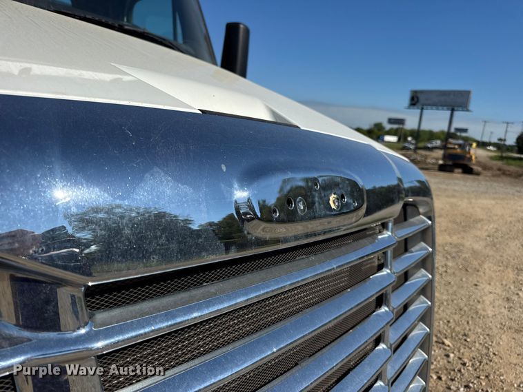 image for item DW3494 2017 Freightliner Cascadia semi truck