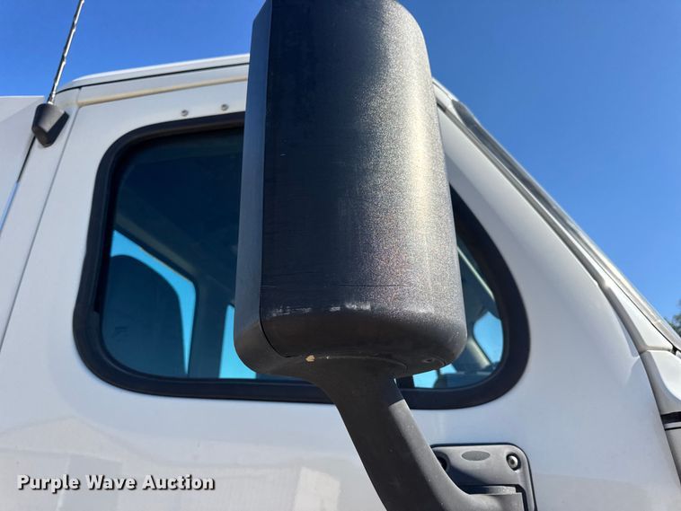 image for item DW3494 2017 Freightliner Cascadia semi truck