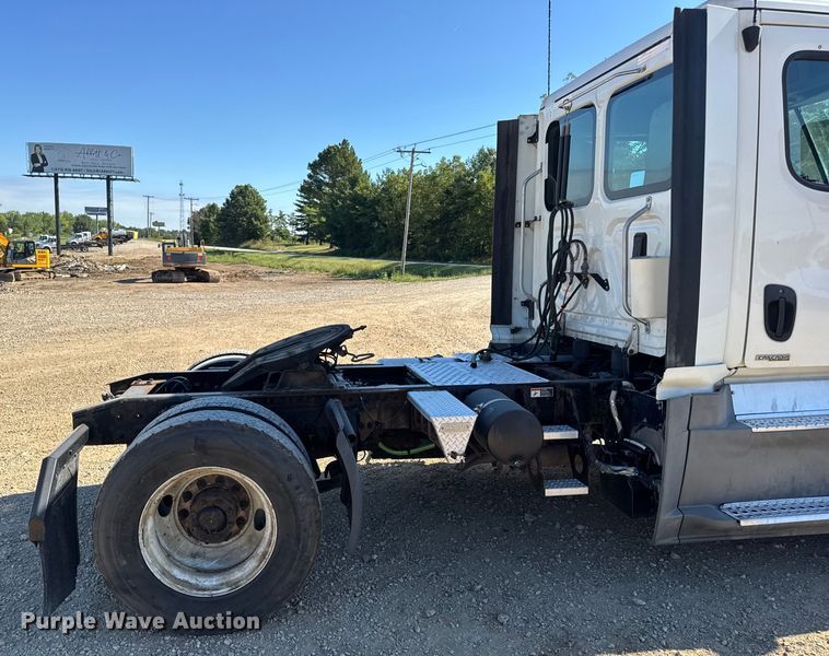 image for item DW3494 2017 Freightliner Cascadia semi truck