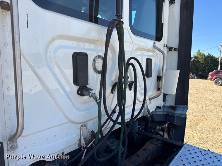 image for item DW3494 2017 Freightliner Cascadia semi truck