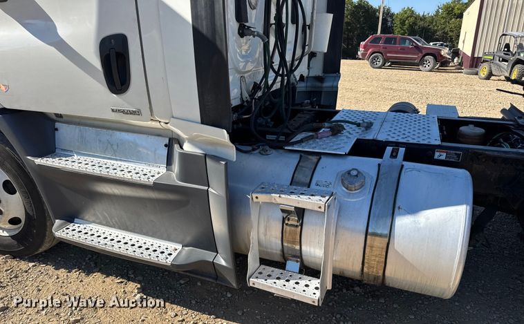 image for item DW3494 2017 Freightliner Cascadia semi truck