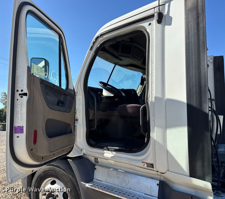 image for item DW3494 2017 Freightliner Cascadia semi truck