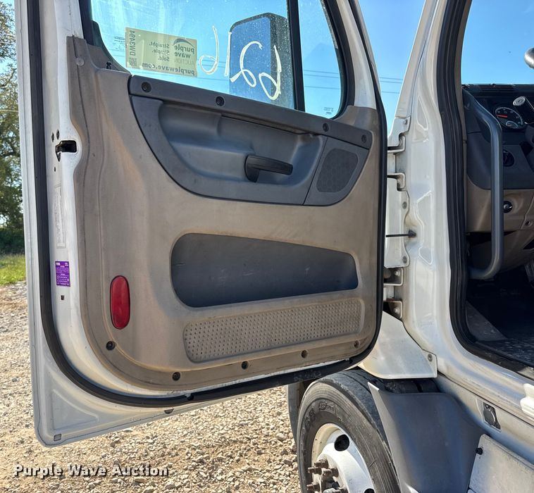 image for item DW3494 2017 Freightliner Cascadia semi truck