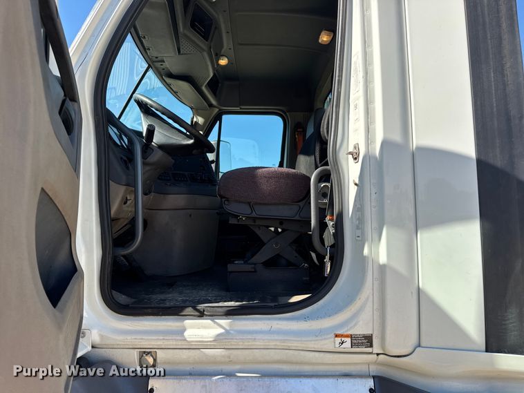 image for item DW3494 2017 Freightliner Cascadia semi truck