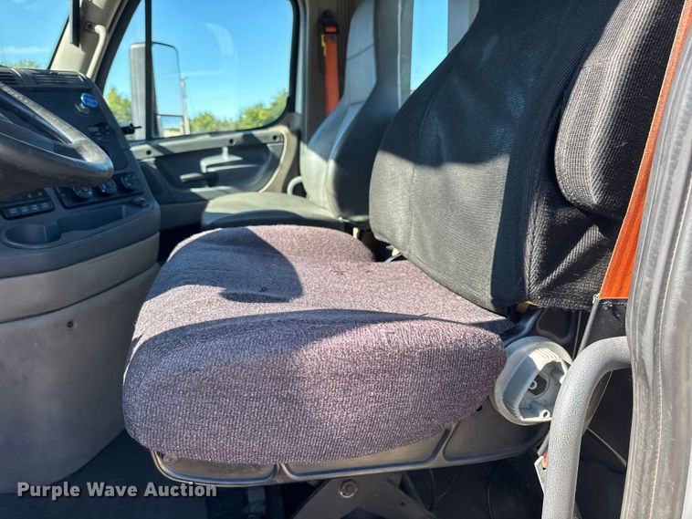 image for item DW3494 2017 Freightliner Cascadia semi truck