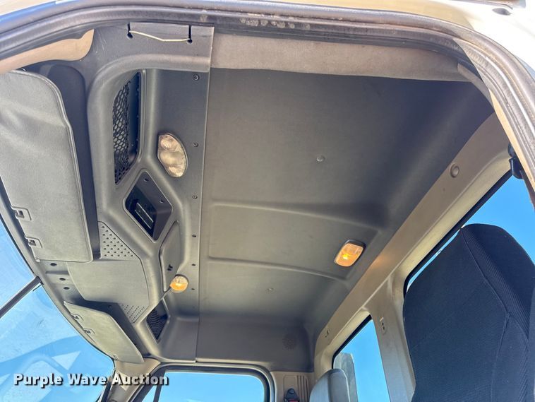 image for item DW3494 2017 Freightliner Cascadia semi truck