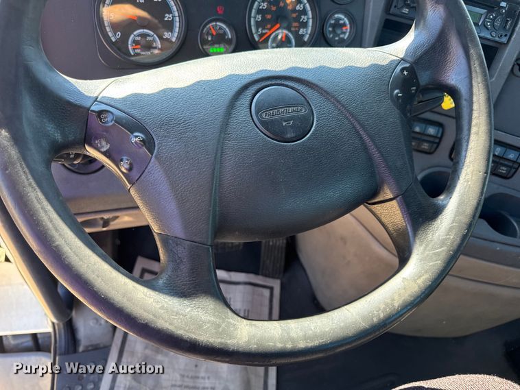 image for item DW3494 2017 Freightliner Cascadia semi truck