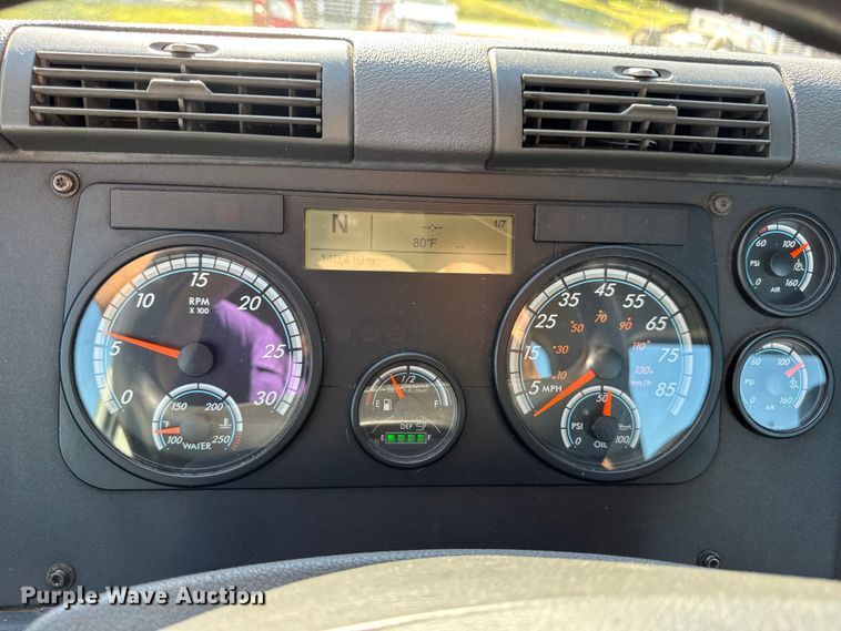 image for item DW3494 2017 Freightliner Cascadia semi truck