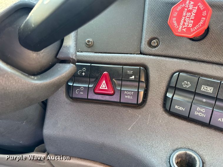 image for item DW3494 2017 Freightliner Cascadia semi truck