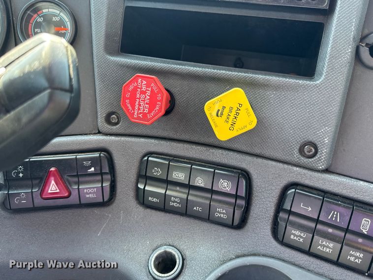 image for item DW3494 2017 Freightliner Cascadia semi truck