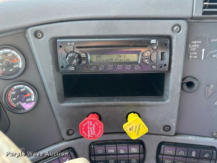 image for item DW3494 2017 Freightliner Cascadia semi truck