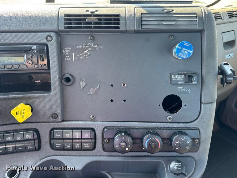 image for item DW3494 2017 Freightliner Cascadia semi truck