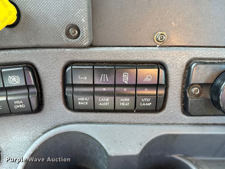 image for item DW3494 2017 Freightliner Cascadia semi truck