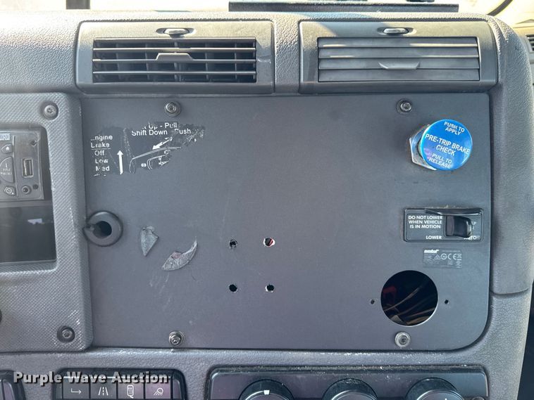 image for item DW3494 2017 Freightliner Cascadia semi truck