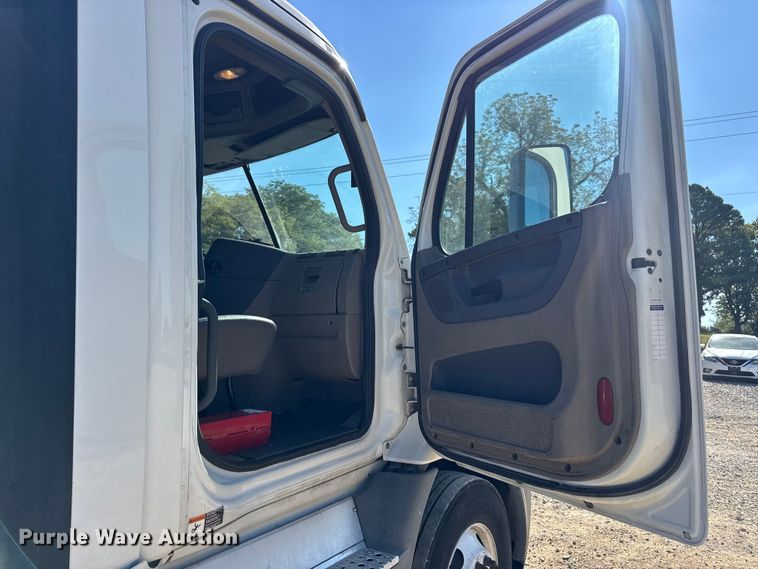 image for item DW3494 2017 Freightliner Cascadia semi truck