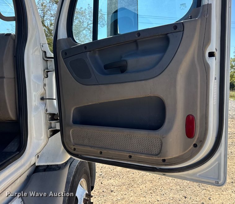 image for item DW3494 2017 Freightliner Cascadia semi truck