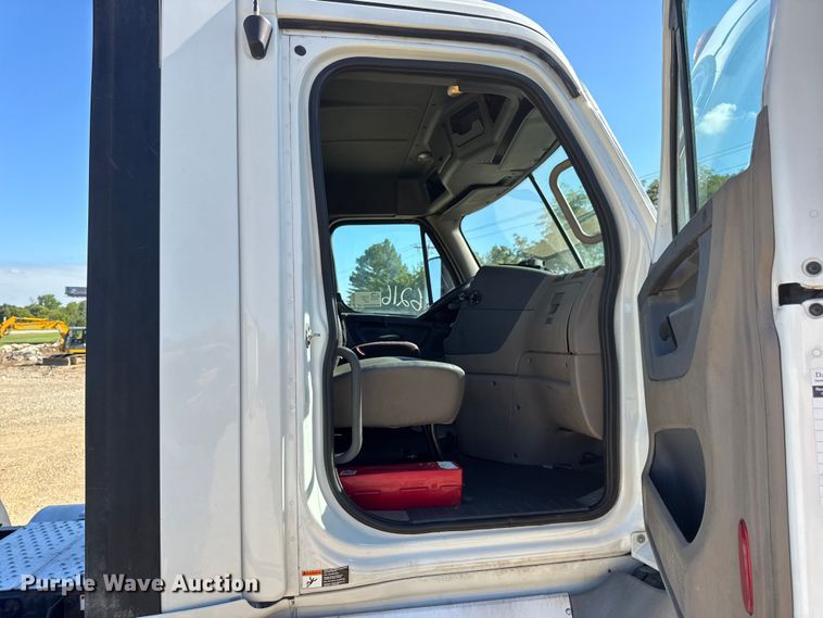 image for item DW3494 2017 Freightliner Cascadia semi truck