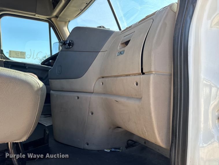 image for item DW3494 2017 Freightliner Cascadia semi truck