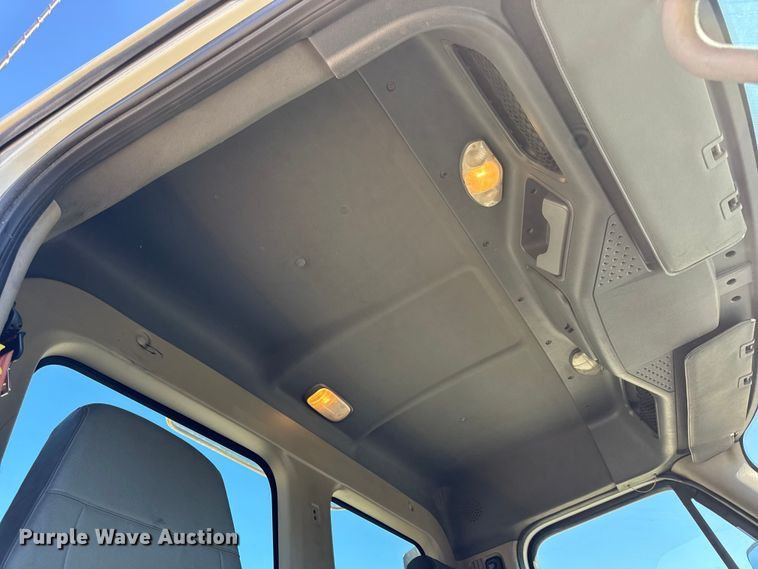 image for item DW3494 2017 Freightliner Cascadia semi truck