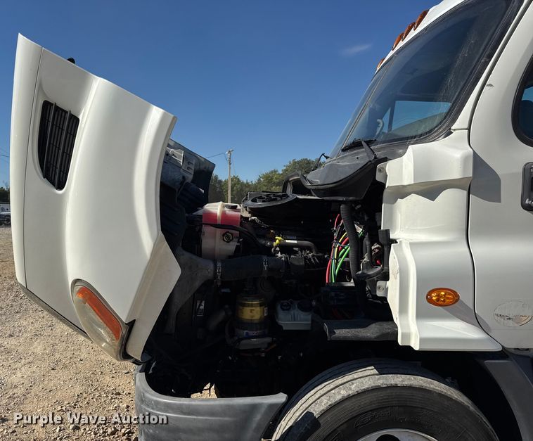 image for item DW3494 2017 Freightliner Cascadia semi truck