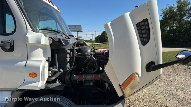 image for item DW3494 2017 Freightliner Cascadia semi truck