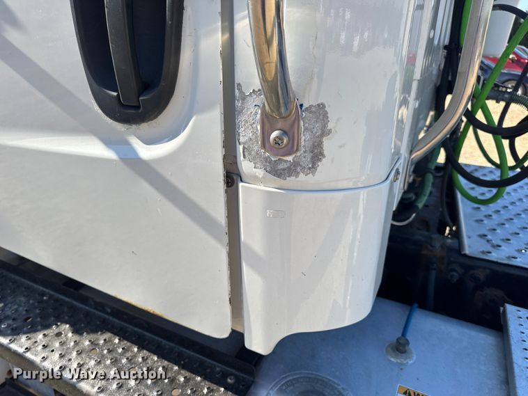 image for item DW3496 2015 Freightliner Business Class M2 semi truck