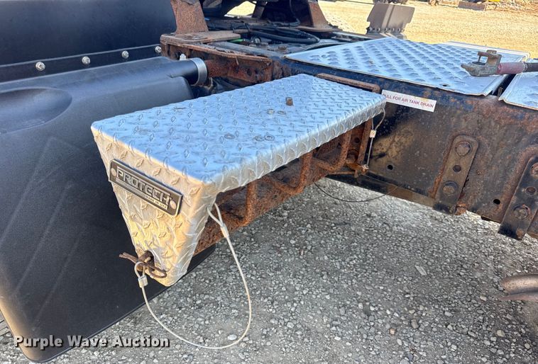 image for item DW3496 2015 Freightliner Business Class M2 semi truck