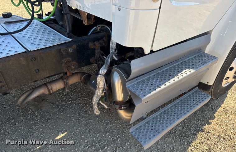 image for item DW3496 2015 Freightliner Business Class M2 semi truck