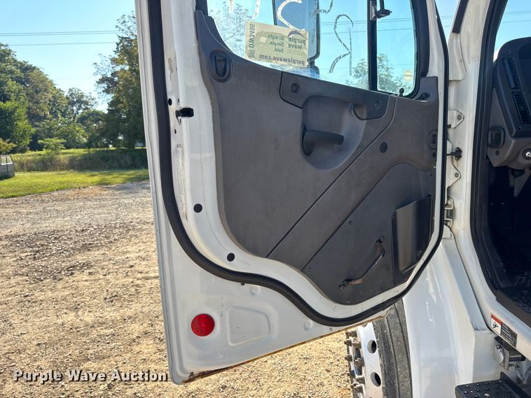 image for item DW3496 2015 Freightliner Business Class M2 semi truck