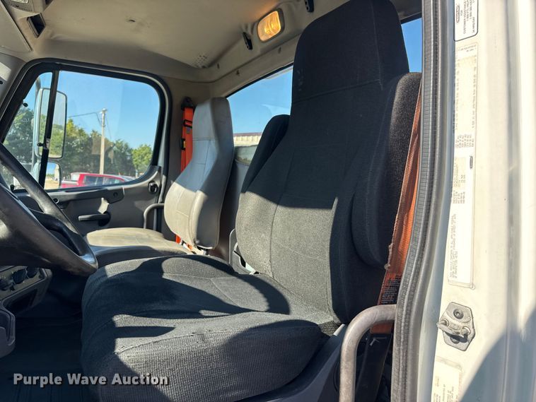 image for item DW3496 2015 Freightliner Business Class M2 semi truck