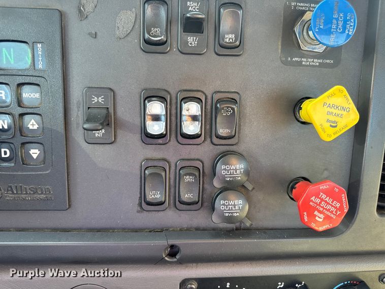 image for item DW3496 2015 Freightliner Business Class M2 semi truck