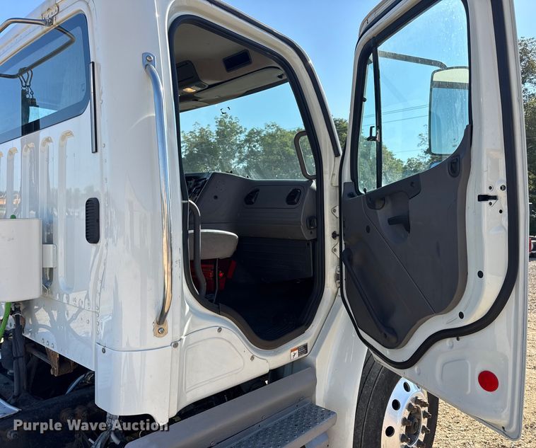 image for item DW3496 2015 Freightliner Business Class M2 semi truck