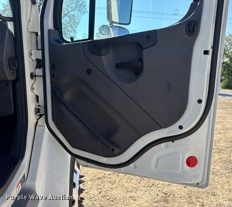 image for item DW3496 2015 Freightliner Business Class M2 semi truck