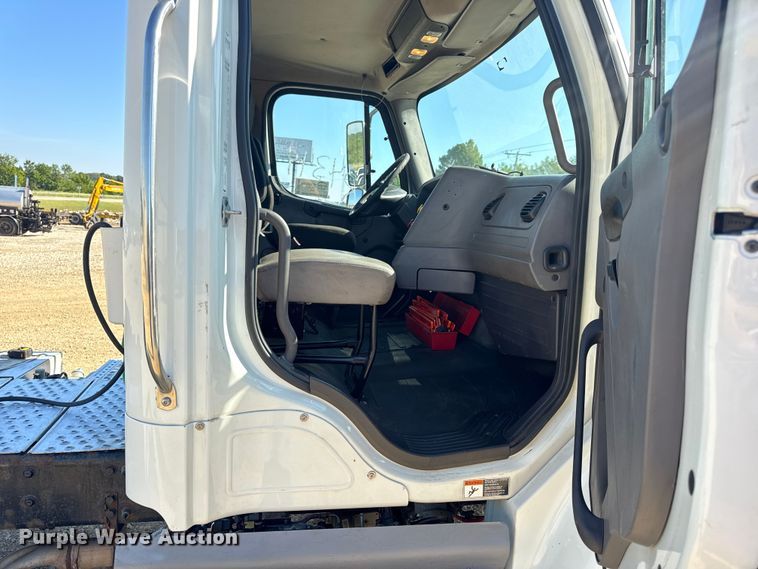 image for item DW3496 2015 Freightliner Business Class M2 semi truck