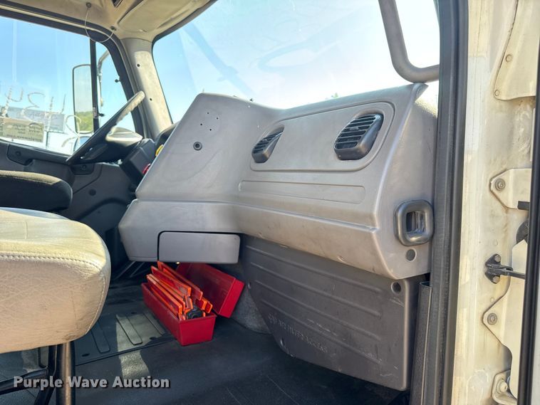 image for item DW3496 2015 Freightliner Business Class M2 semi truck