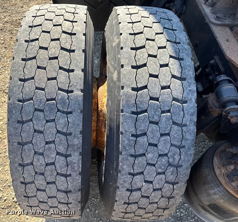 image for item DW3496 2015 Freightliner Business Class M2 semi truck