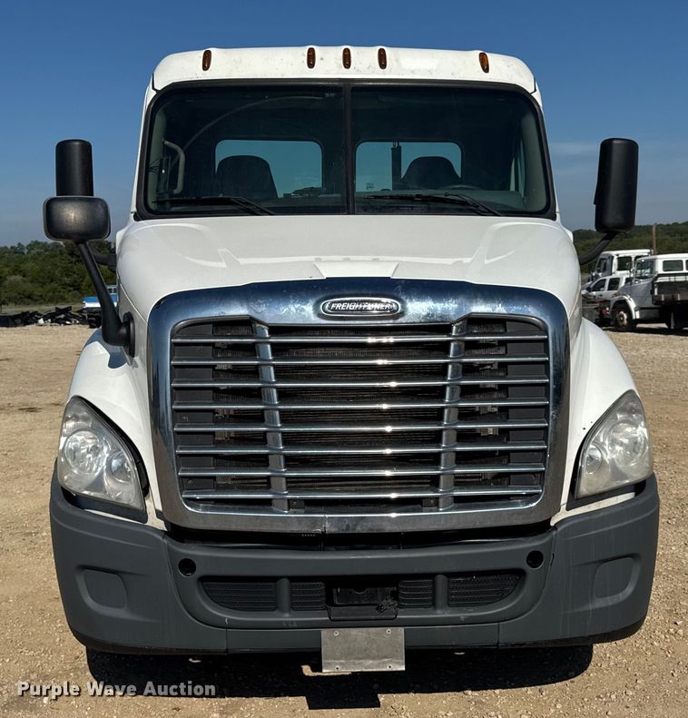 image for item DW3498 2017 Freightliner Cascadia semi truck