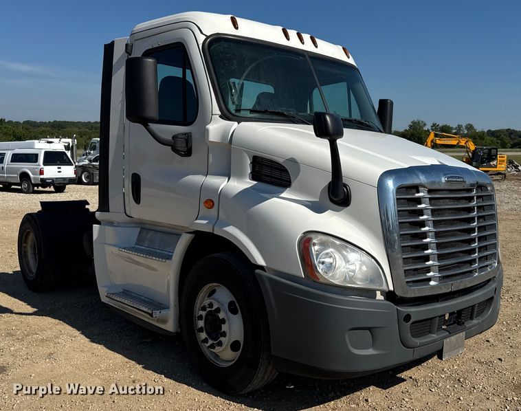 image for item DW3498 2017 Freightliner Cascadia semi truck
