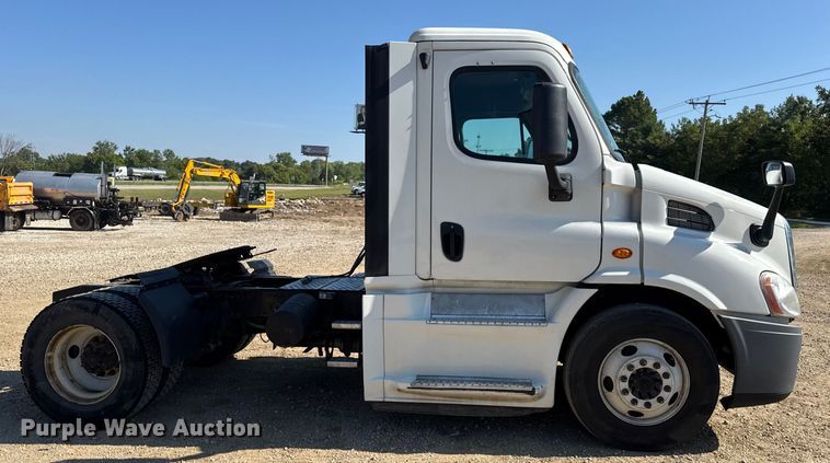 image for item DW3498 2017 Freightliner Cascadia semi truck