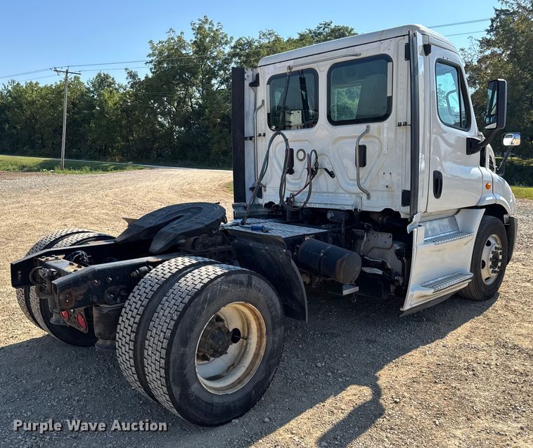 image for item DW3498 2017 Freightliner Cascadia semi truck