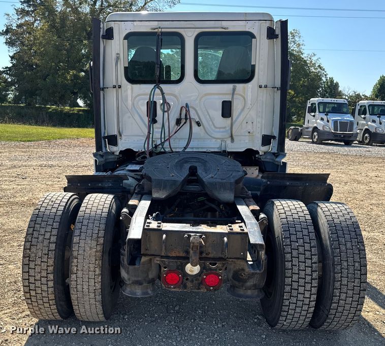 image for item DW3498 2017 Freightliner Cascadia semi truck