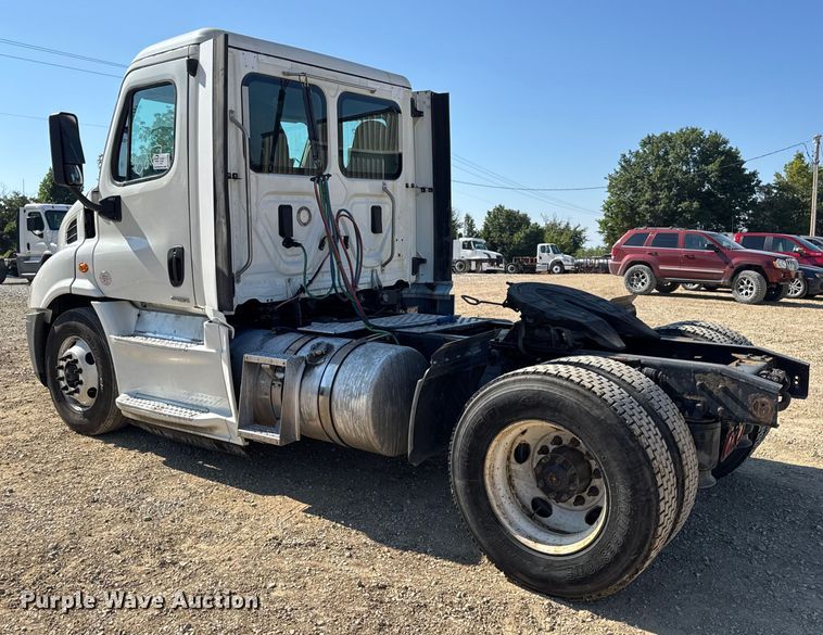 image for item DW3498 2017 Freightliner Cascadia semi truck