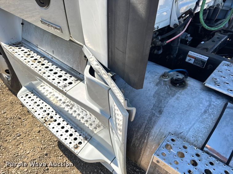 image for item DW3498 2017 Freightliner Cascadia semi truck