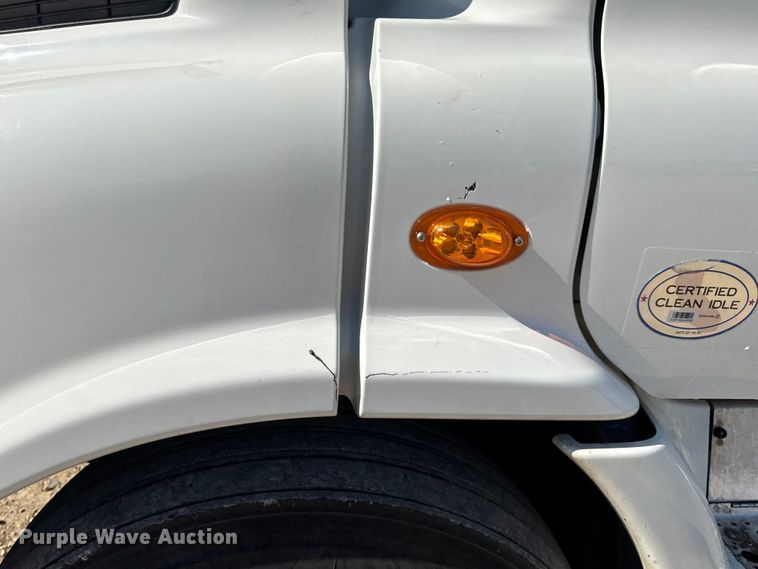 image for item DW3498 2017 Freightliner Cascadia semi truck