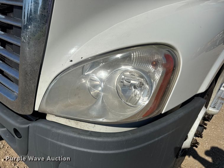 image for item DW3498 2017 Freightliner Cascadia semi truck