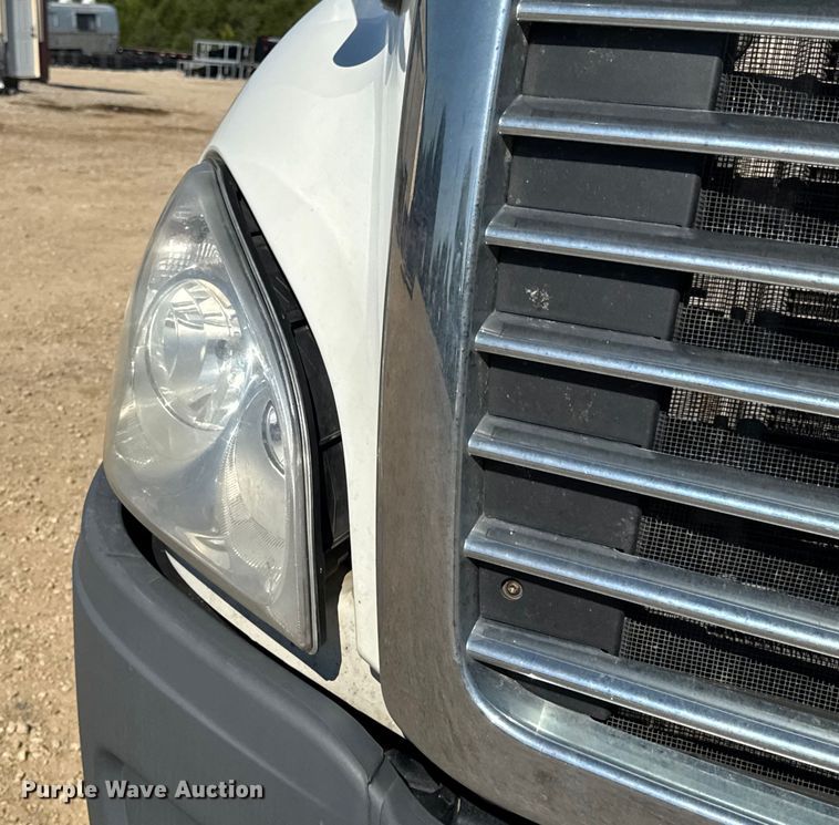 image for item DW3498 2017 Freightliner Cascadia semi truck