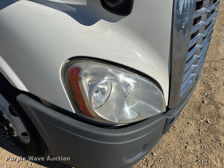 image for item DW3498 2017 Freightliner Cascadia semi truck