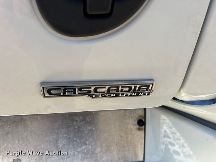 image for item DW3498 2017 Freightliner Cascadia semi truck